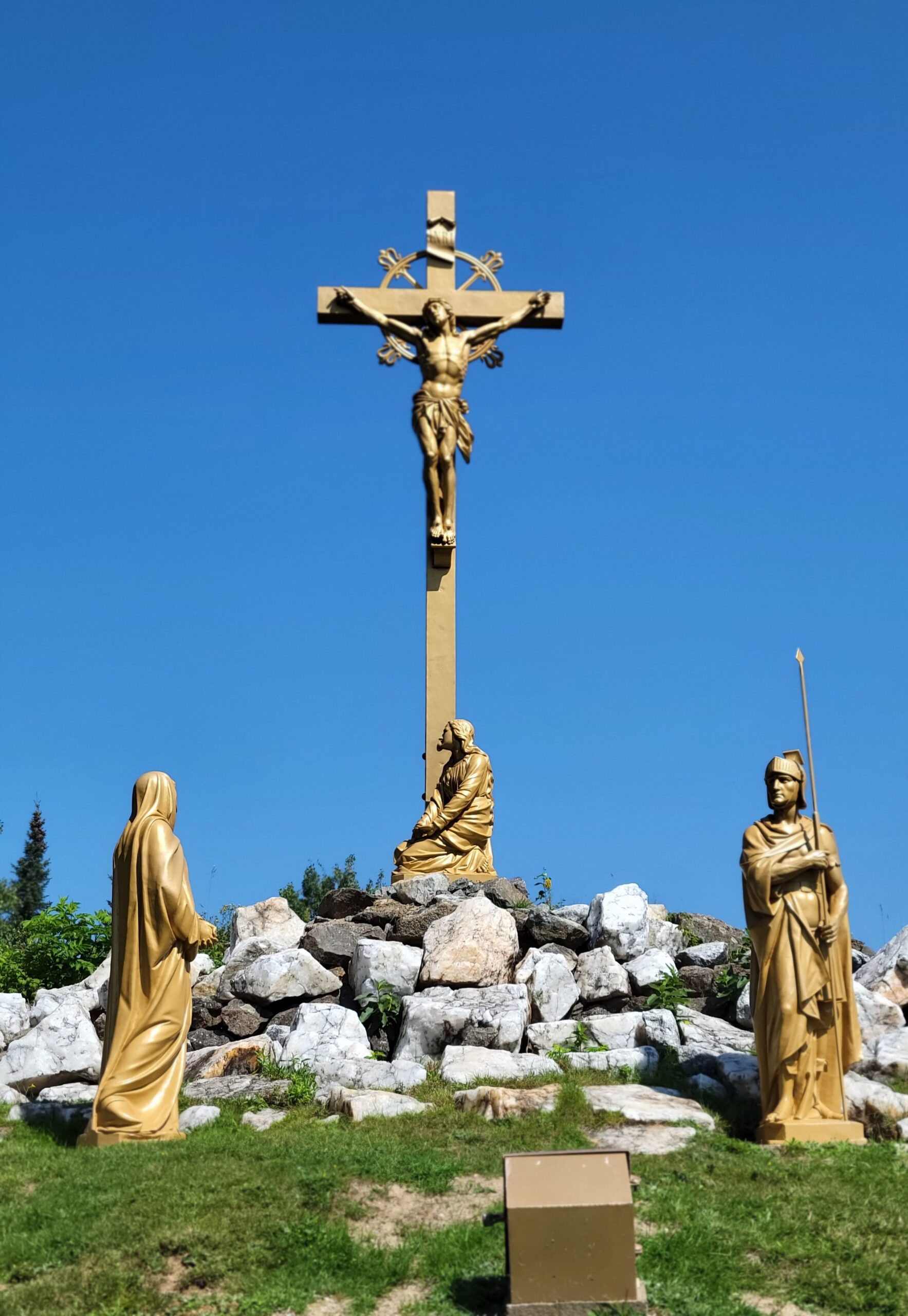 Photographie représentant l'oeuvre du Calvaire d'huberdeau, Jésus sur la croix en format 768 x 1113