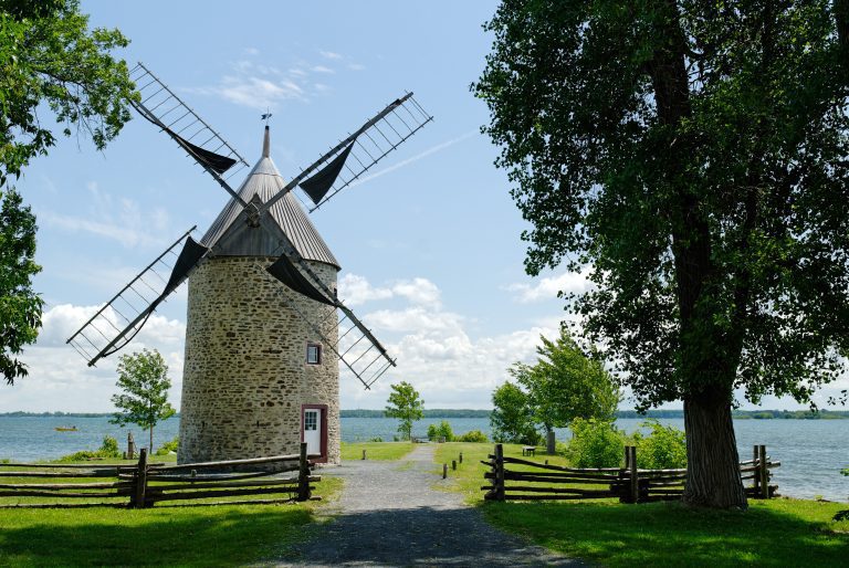 Pointe-du-Moulin : Vue pittoresque du phare historique, des bâtiments et de la du moulin à vent