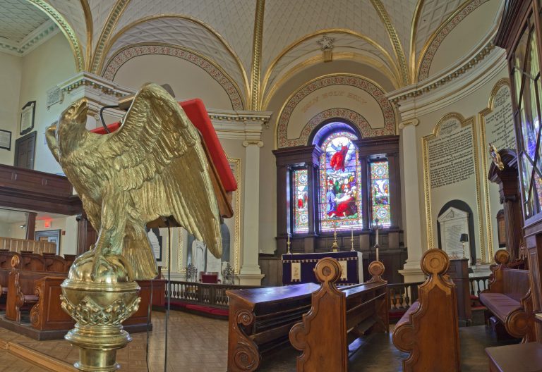 Intérieur majestueux de la Cathédrale Holy Trinity.