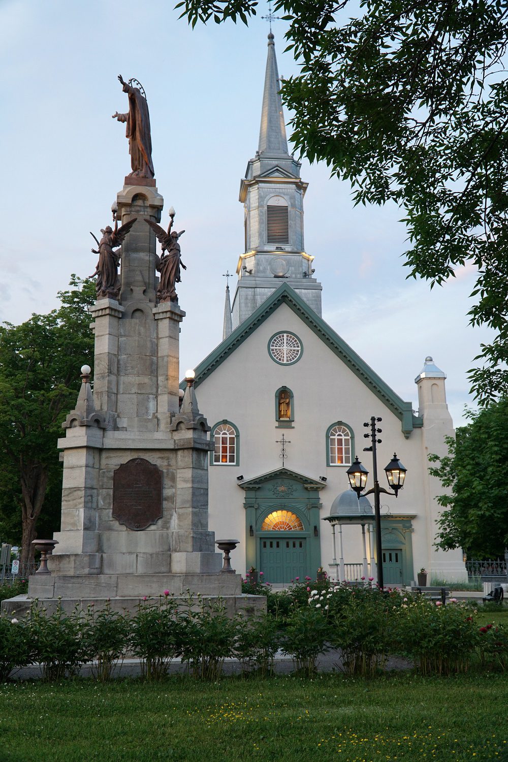 Photographie de l'Église Saint-Augustin et du Monument Sacré-Coeur en format 768 x 1152