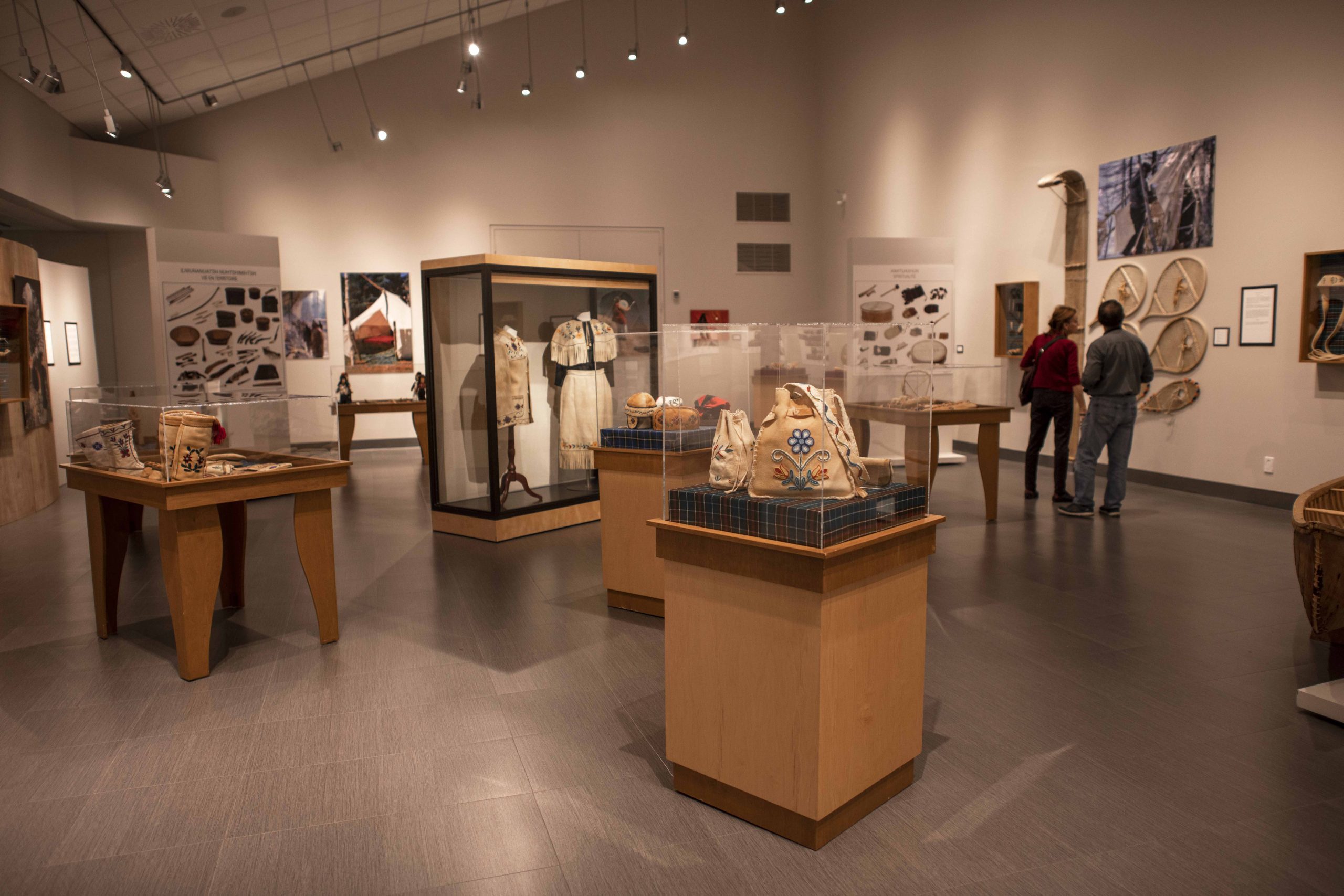 Photo de la salle d'exposition permanente Ashineun du Musée Amérindien de Mashteuiatsh. La photo présente de nombreux artéfacts autochtones.