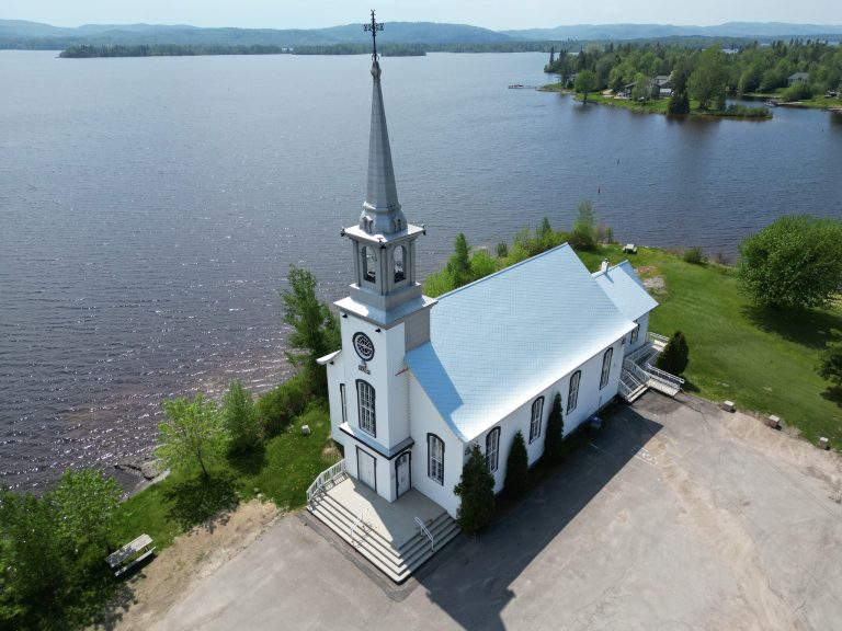 Photo aérienne de la chapelle Saint-Cyriac de Lac-Kénogami au Saguenay en format 768 x 576