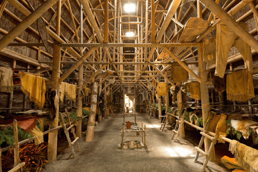 Intérieur d'un logis sur le site Traditionnel Huron Onhoüa Chetek8e